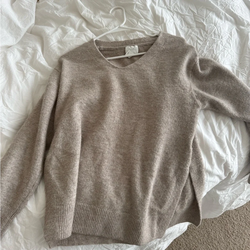 H&M Sweater - Picture 1 of 2